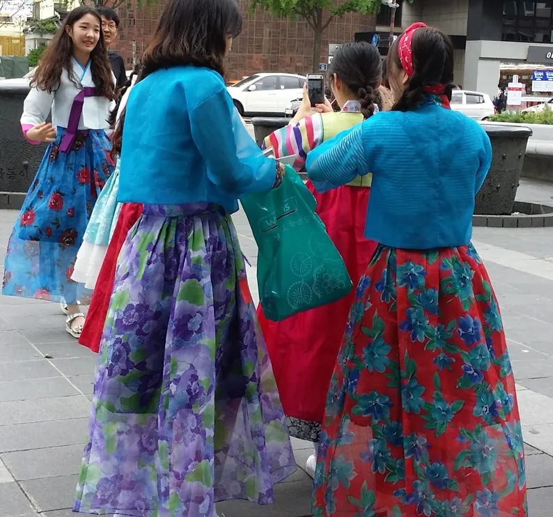 인사동 거리에서 여름한복을 입은 시민들